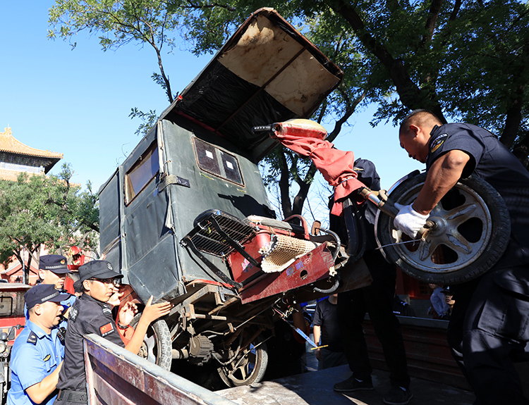 东华门街道故宫专班整治黑摩的黑三轮