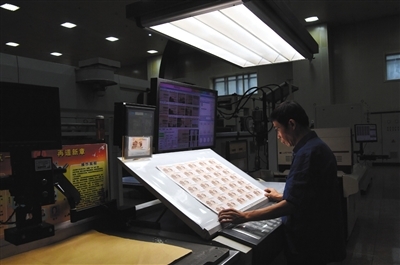 2 负责运送印钞用纸的智能机器人在车间自动运行.