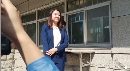 徐翔应莹离婚案:徐翔妻子应莹和律师上午9点现身青岛监狱