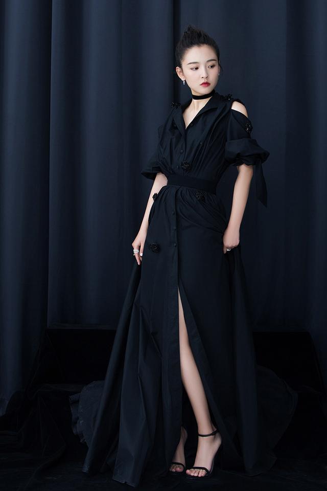 26岁吴倩穿蓝色轻纱裙搭白色