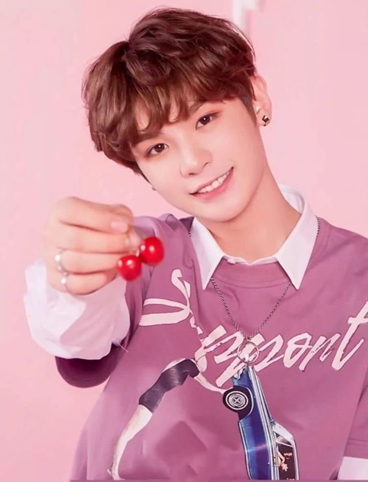 一直以来justin黄明昊都是"温州人贾富贵"的小机灵鬼形象看上去像是