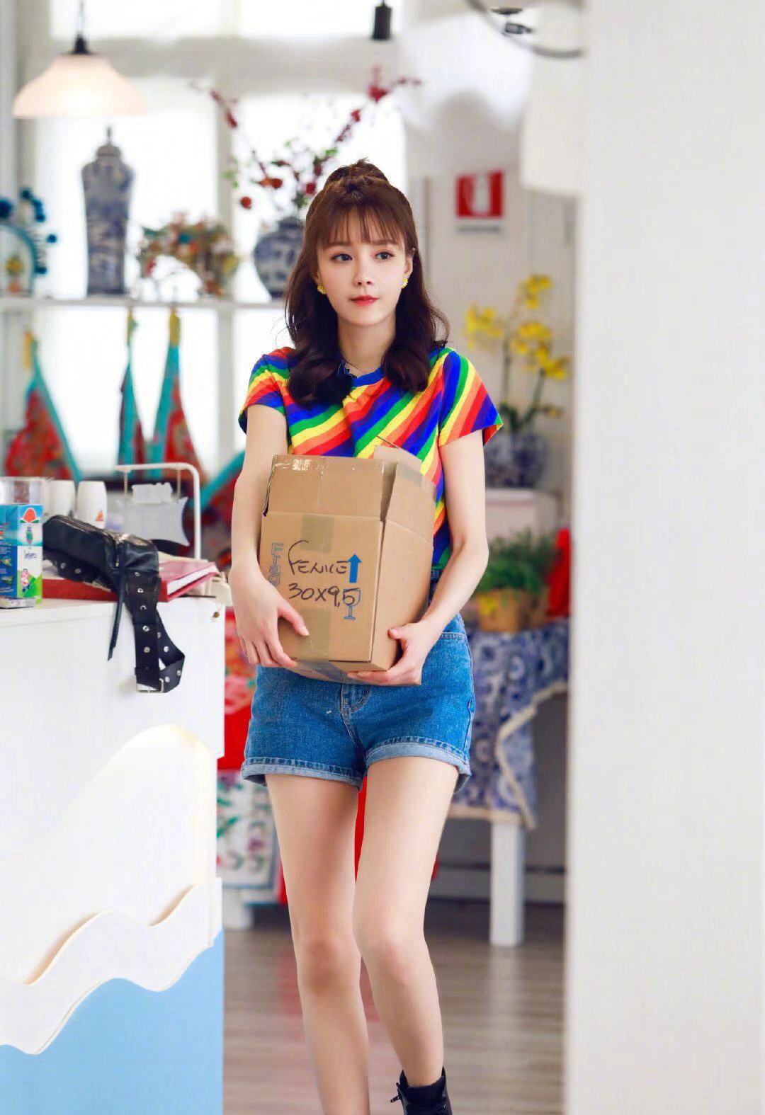 沈梦辰《中餐厅》穿搭好亮眼,彩虹t恤配马尾,清新减龄美回18岁