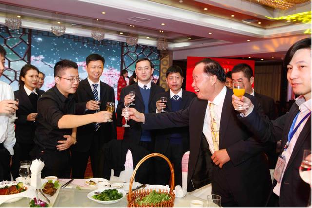 多少人败在酒桌不会敬酒上,用好这3招,不怕酒桌上没话说|领导|酒局