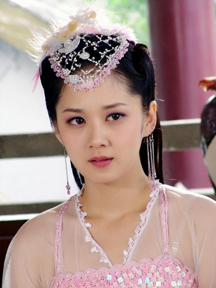 张娜拉穿黑裙挡不住少女感踩高跟鞋比例惊艳好状态不像要奔四