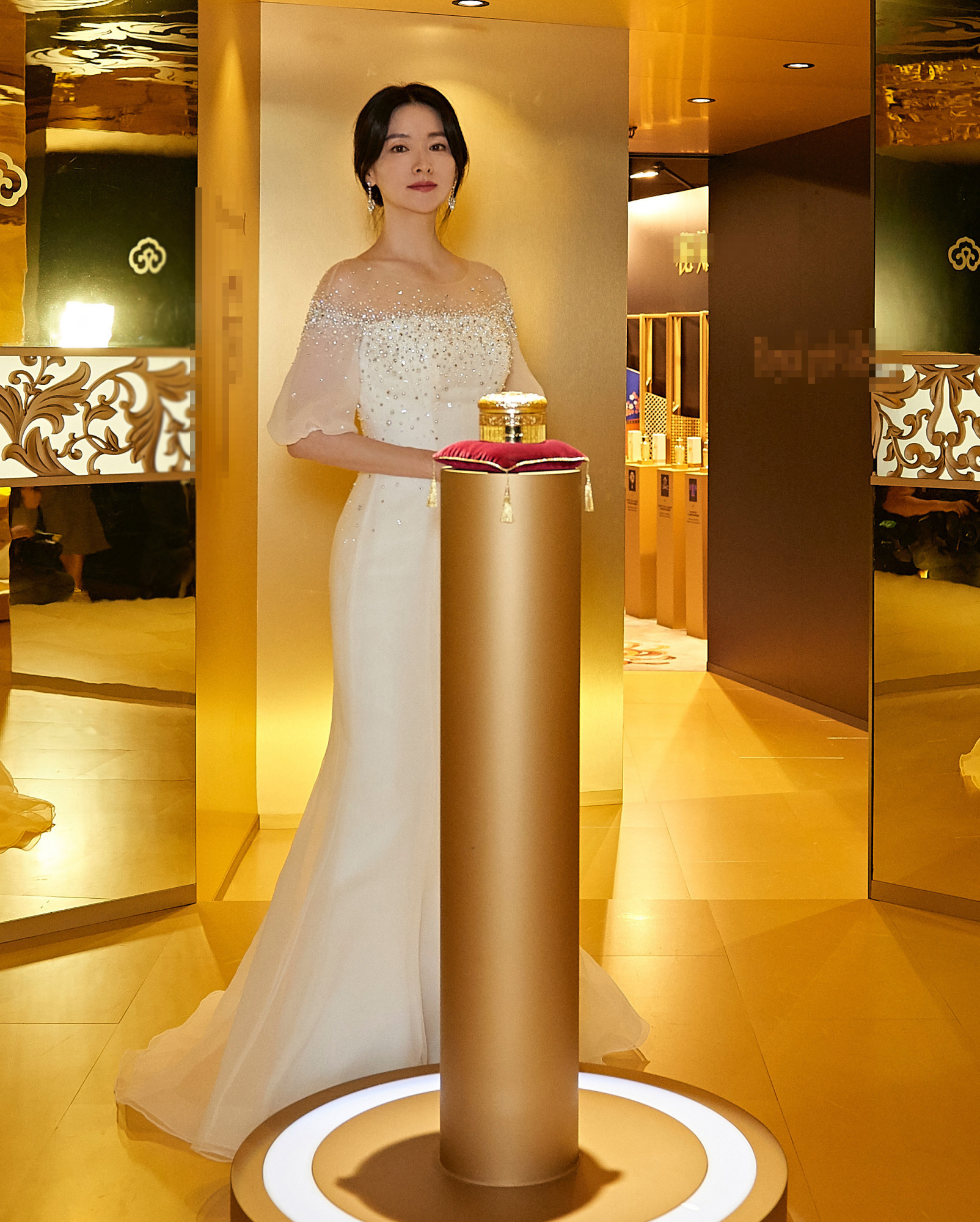 李英爱造型高调三连秀,红裙复古鱼尾裙优雅,氧气美女48岁美如28