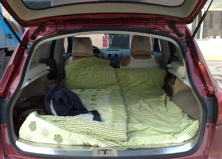 把后排放倒当床睡,这要是停车休息的时候这样做还可以,要是车正行驶的