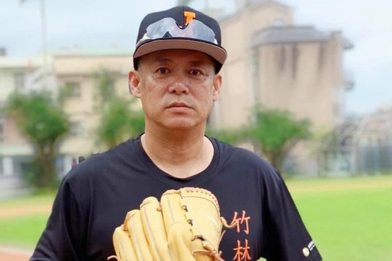 51岁汪建民为生计落魄卖柚子