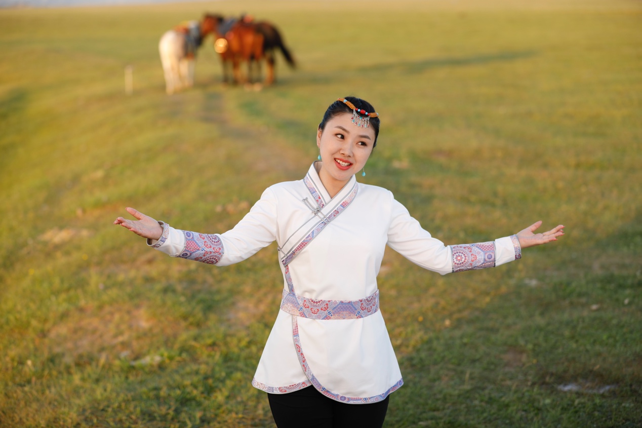 美女歌手肖洋在草原中拍摄的一组照片曝光,照片中的肖洋身着蒙古族