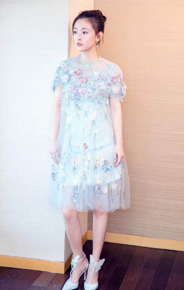 26岁吴倩穿蓝色轻纱裙搭白色