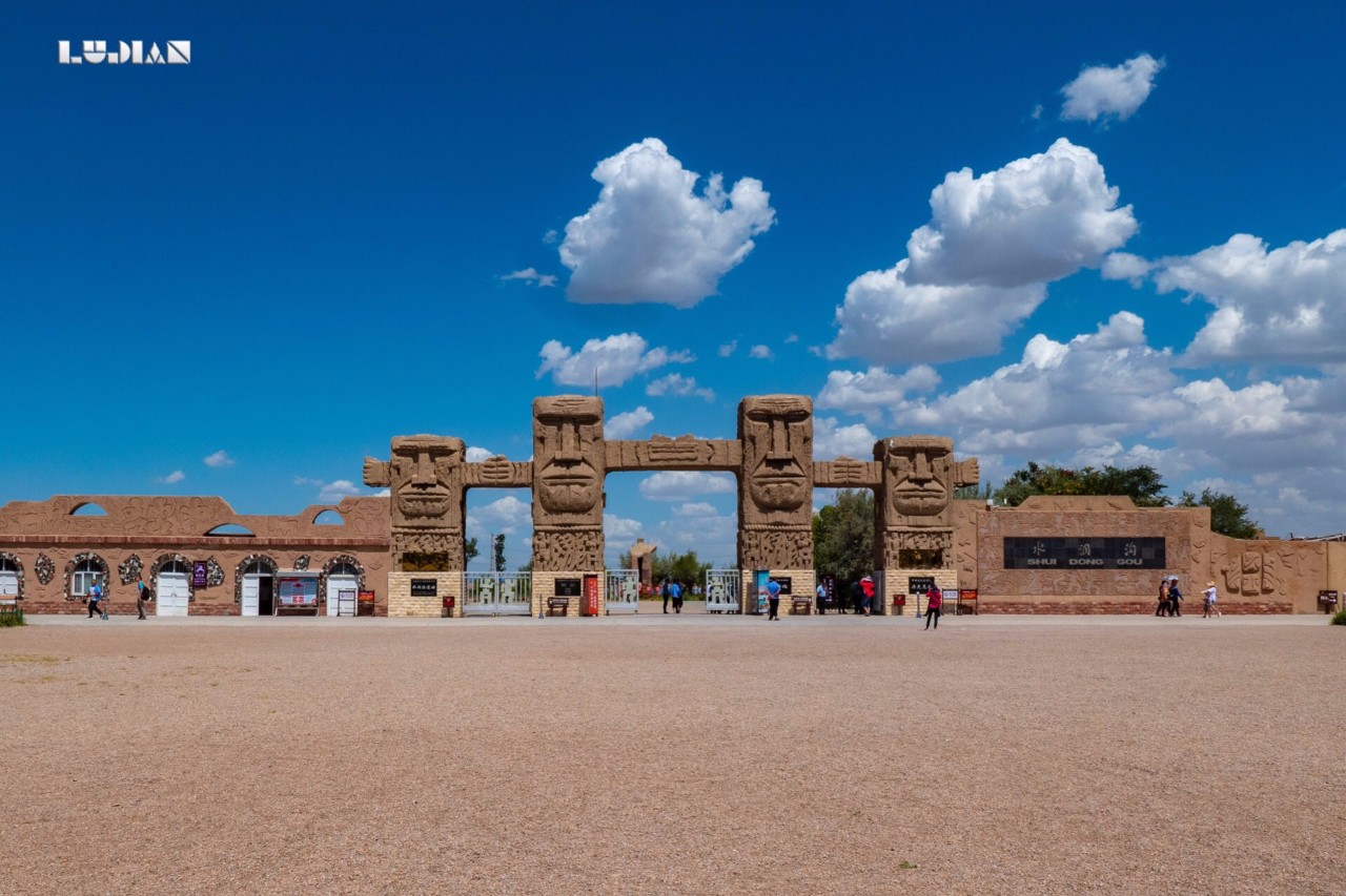 这个博物馆的造型很奇特,像一件远古石器