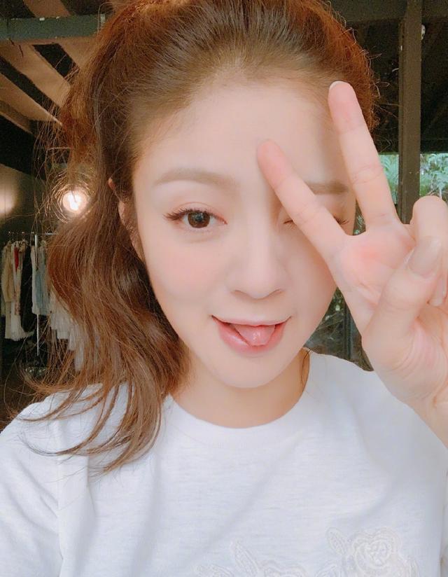 安以轩产后首晒自拍,开心染新发色,摆拍前凸后翘精致如洋娃娃