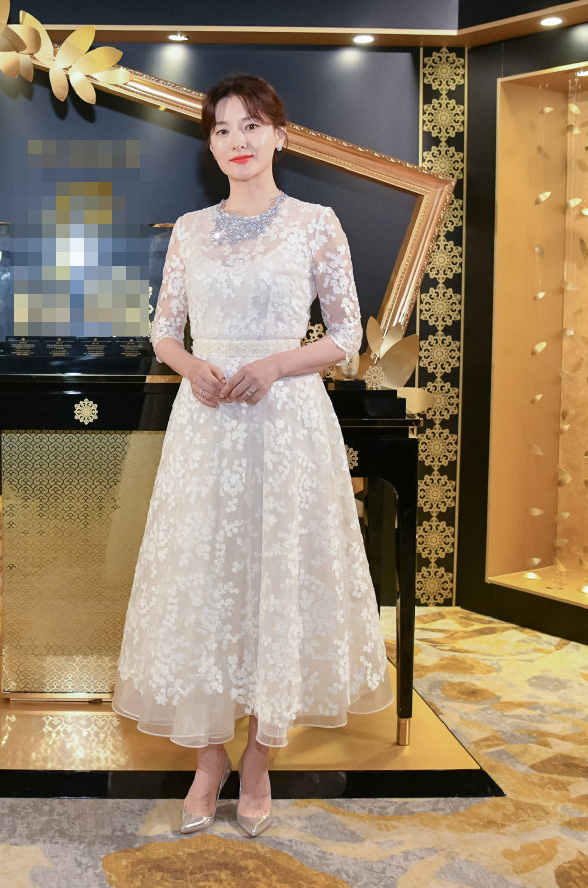 李英爱造型高调三连秀,红裙复古鱼尾裙优雅,氧气美女48岁美如28