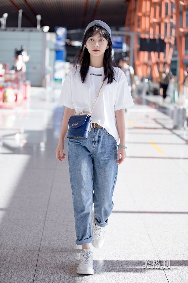 谭松韵穿白t配牛仔裤,清纯少女感十足,反戴棒球帽变邻家小可爱