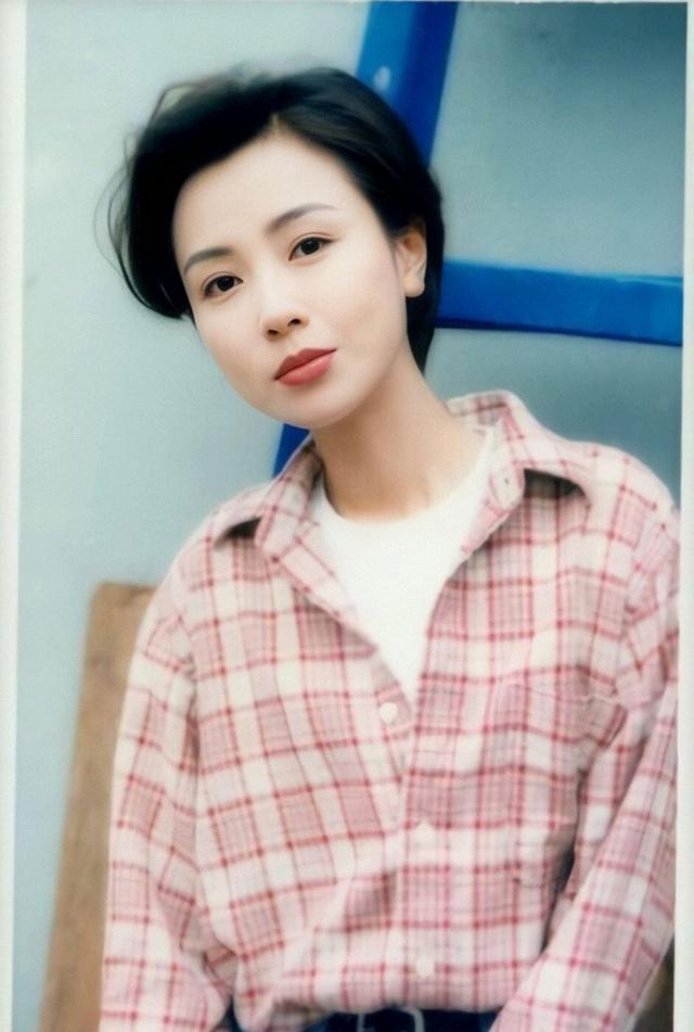 她颜值不输黎姿,气质不亚林青霞,风格可咸可甜,知名度却不高|袁洁莹