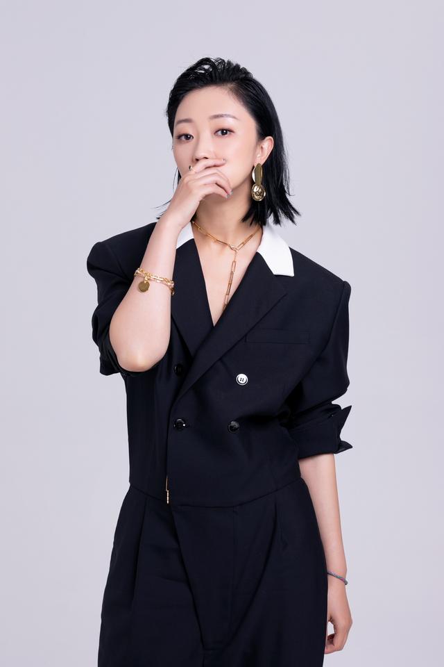 张瑶中性西装造型,率性潇洒总攻范儿十足