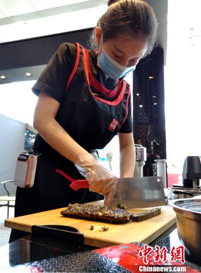 图为东阿阿胶工作人员分割阿胶产品, 沙见龙 摄不仅如此,东阿阿胶围绕