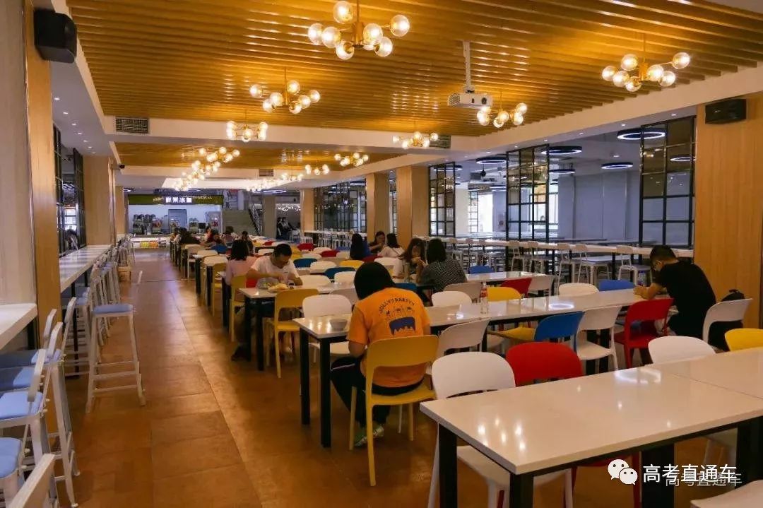 街广东技术师范大学天河学院宿舍楼由内到外翻新了饭堂内部也装修了
