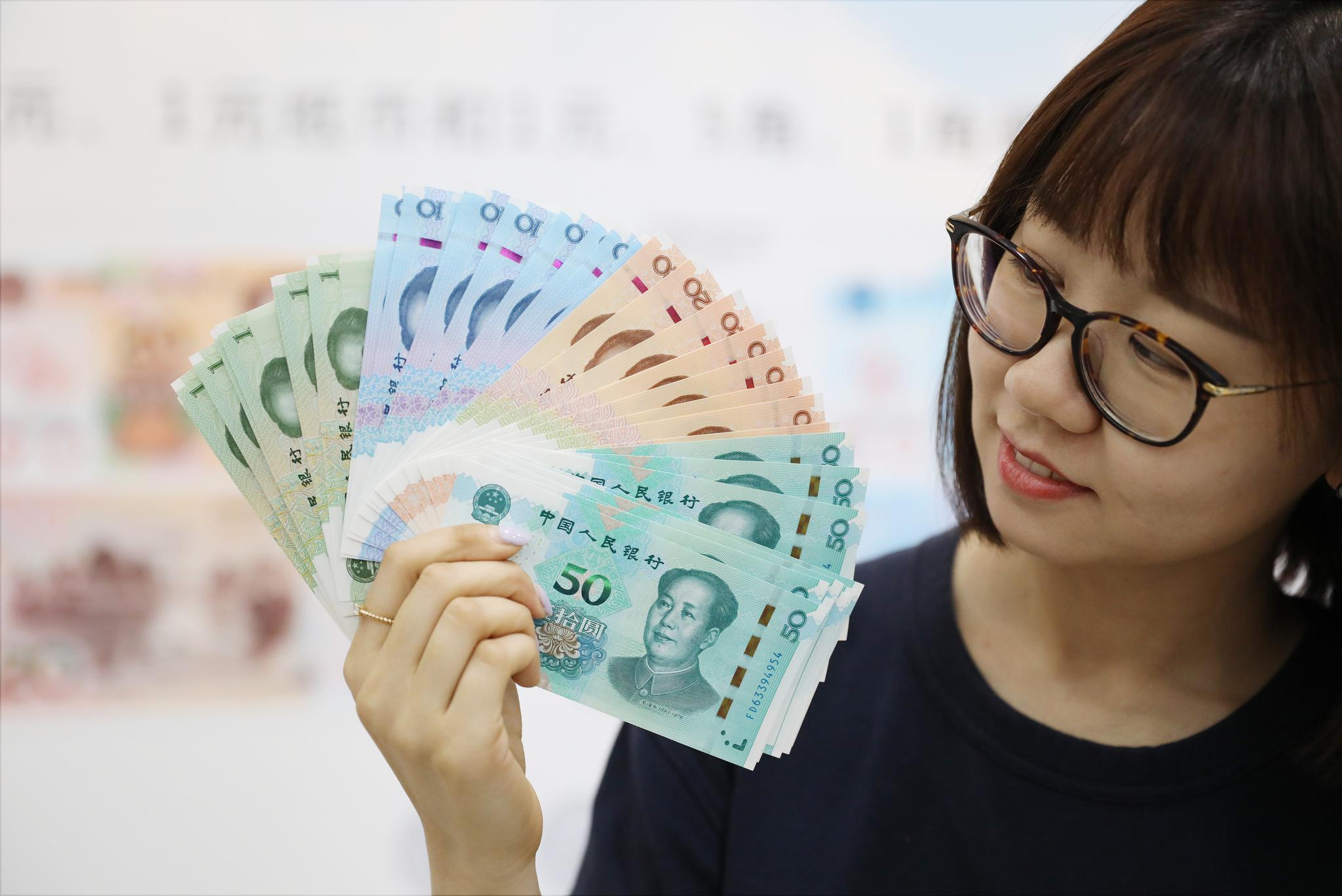 孟小姐在中国工商银行的网点兑换了多套新版人民币