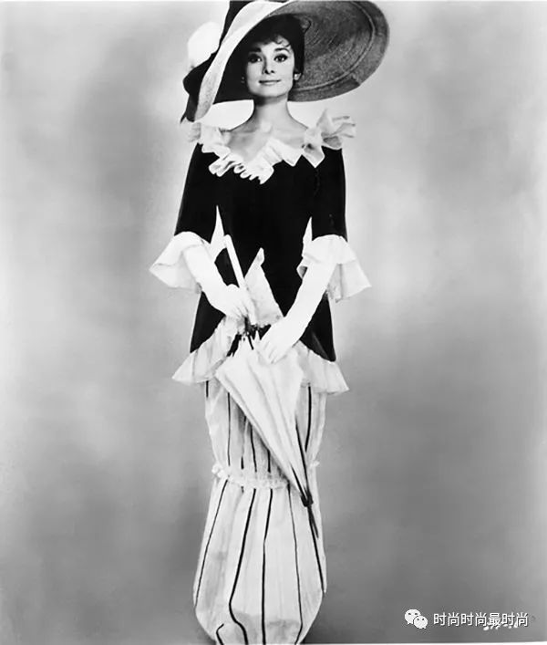 这种蹒跚裙的下摆非常狭窄,让穿着者无法大步而行,只能踩着小碎步扭捏