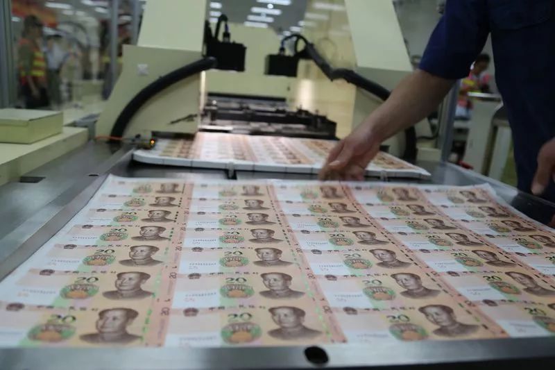 一沓沓大张已被裁切成规定尺寸的小张↓↓↓一摞摞的钞票已经被机器捆