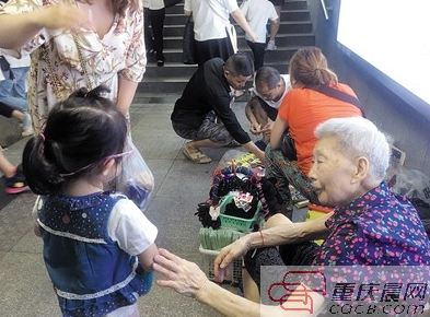 余婆婆拉着幼友人的手座谈。