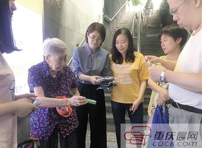 炎忱市民赶到余婆婆的摊位,大量购买她的商品,期待为老人分郁闷。