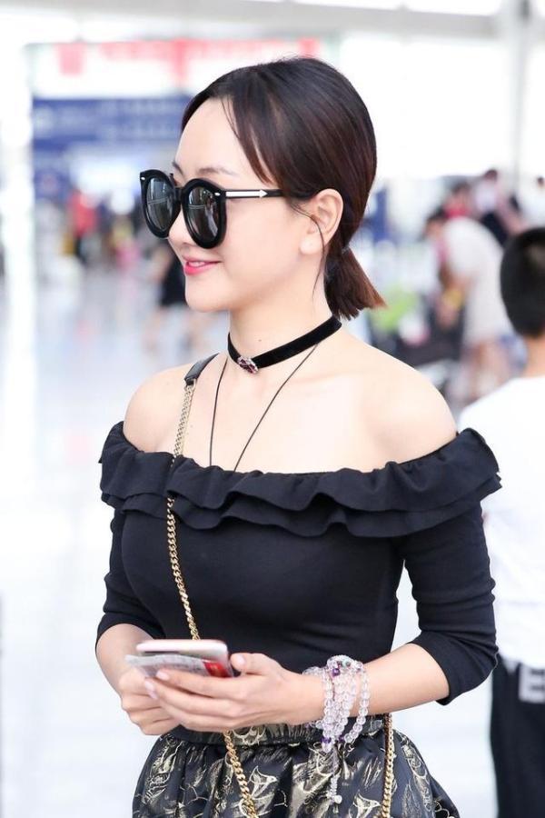 杨蓉终于再次现身路人镜头下穿背心配短裙可爱造型惹人疼