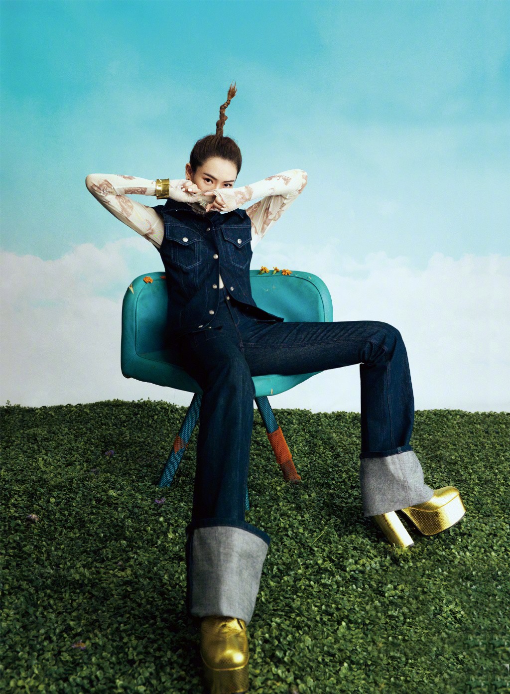 戚薇厉害了,穿牛仔套装喇叭裤配金色高跟鞋,扎冲天辫变俏皮少女