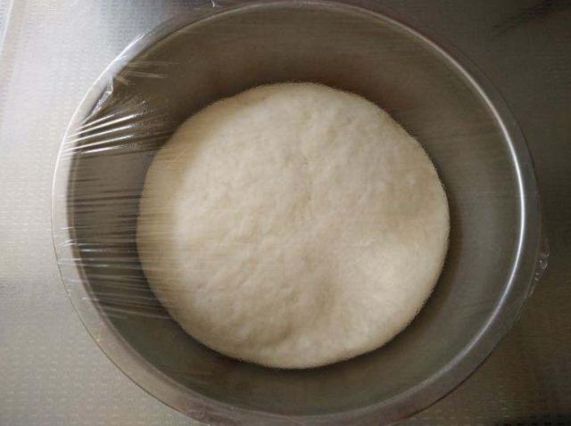 媳妇蒸馒头,和面不用水,也不用牛奶,出锅比面包还软,自带甜味