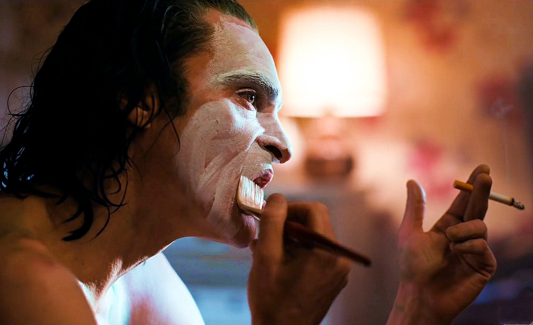 为了拍小丑杰昆菲尼克斯付出太多你看他瘦了多少斤