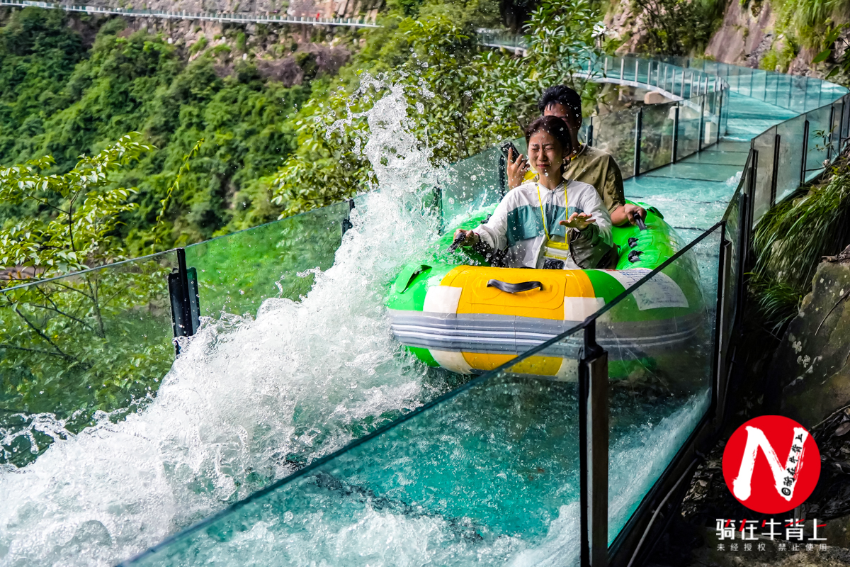 又刺激又害怕杭州第一条建在悬崖上的玻璃漂流秒杀一切玻璃滑