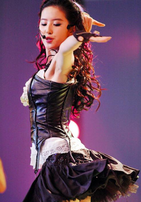 刘亦菲早年舞台跳舞,着装火辣身材性感,不是天仙是性感尤物