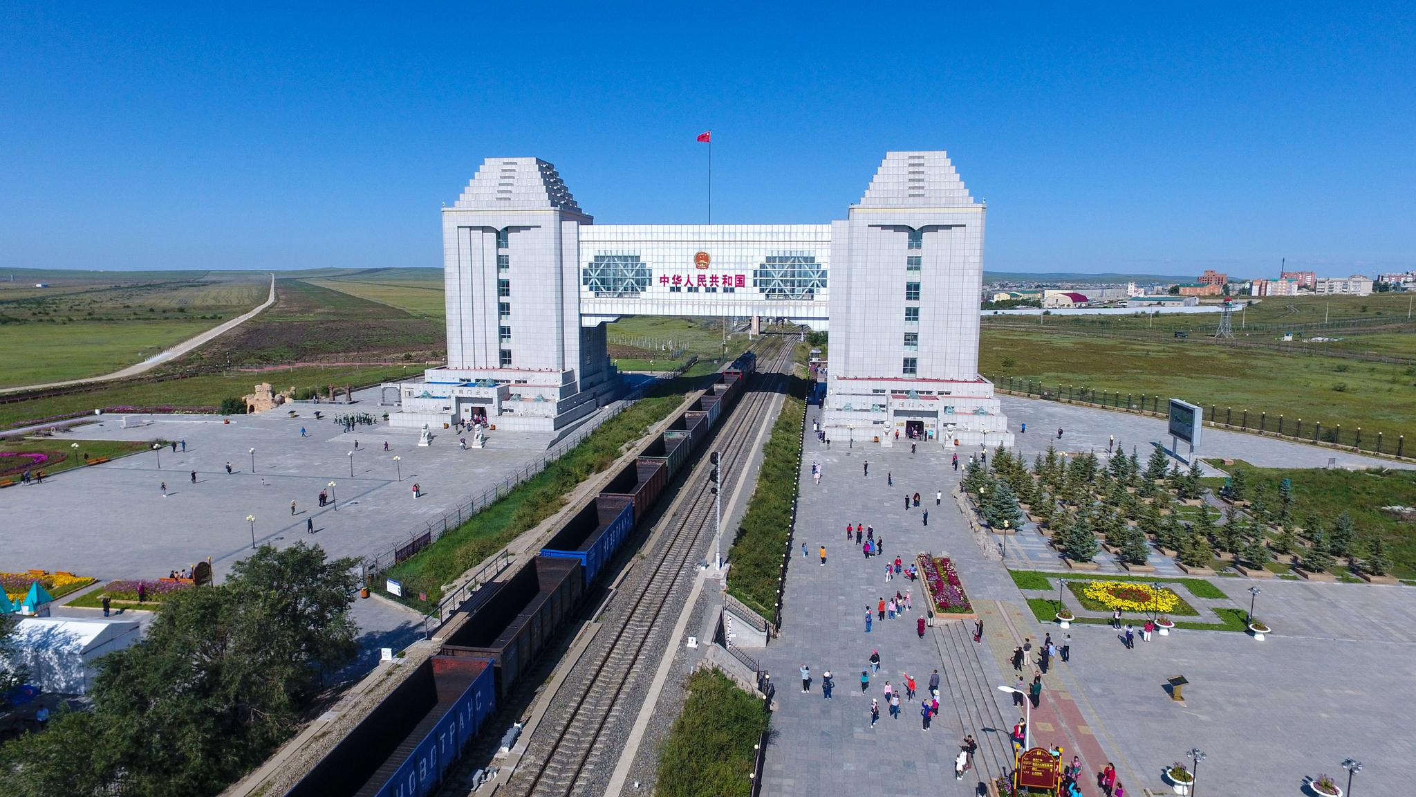 新华社记者彭源摄↑8月29日,游客在内蒙古满洲里国门景区参观游览.