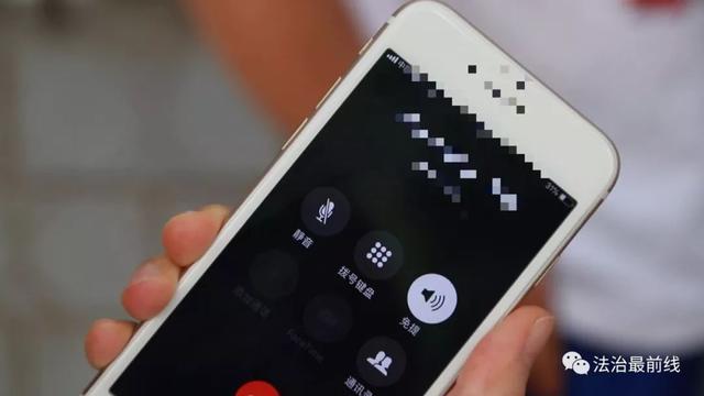 在当天的采访中,记者拨打了该司机的电话,无人接听,而他也依旧闭门不