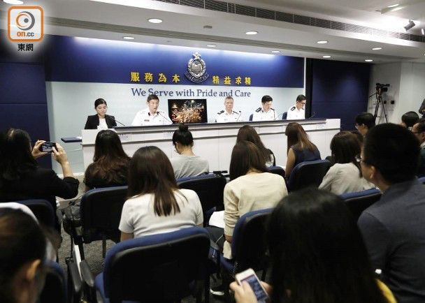 暴徒今天要作大妖 港警水炮车装甲车出动(图) 30日香港警方例行记者会。图源:香港“东网”