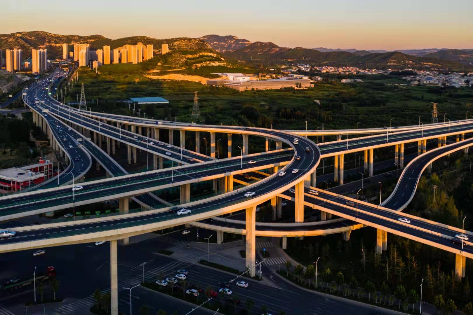 夕阳西下凤凰山立交桥华灯初上车流滚滚
