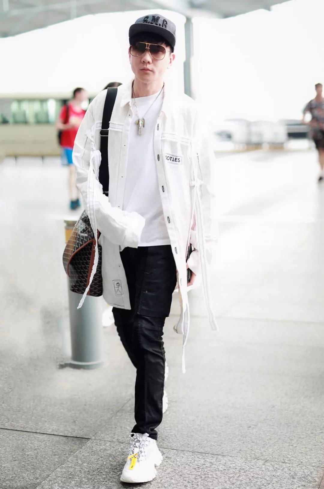 林俊杰白衣黑裤走机场,脚踩潮鞋星范十足,出道16年仍是小鲜肉