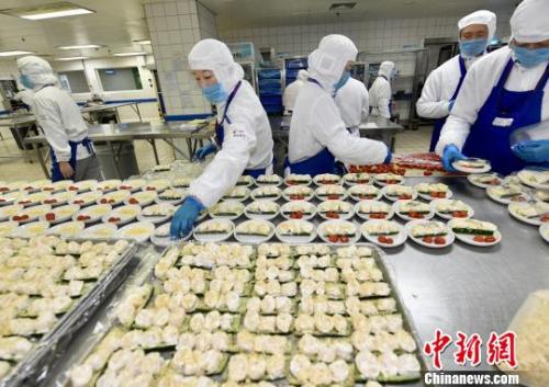 资料图：配制中的航空餐食。　芊烨 摄