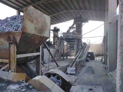 本次督察发现，中国化工集团贵州天柱化工有限公司原料破碎车间无任何集尘措施。 生态环境部供图