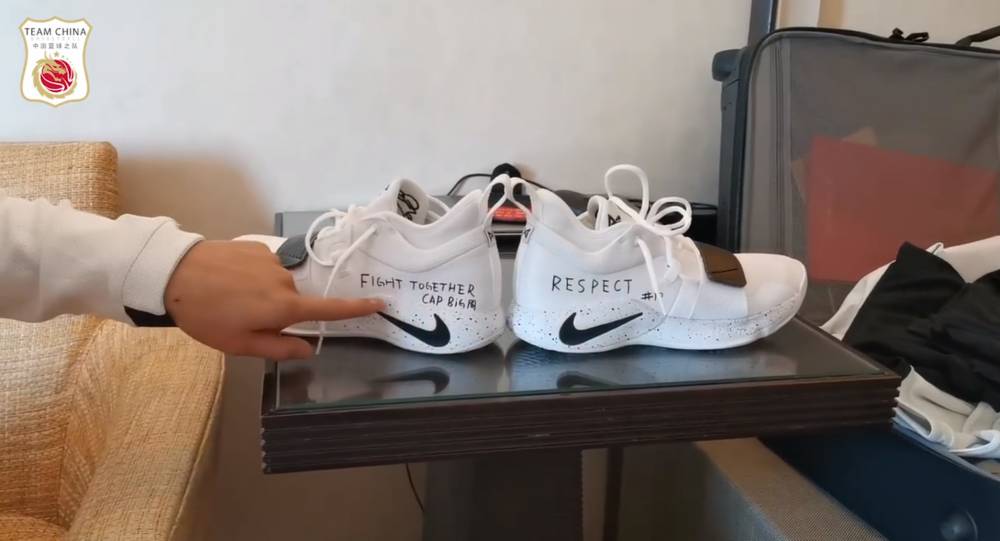 赵睿球鞋写字致敬周鹏:fight together cap big 周
