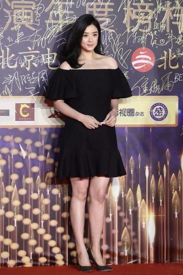 蒋欣路人照,短发瘦脸有气质,她其实蛮瘦的就是骨架大才显壮!