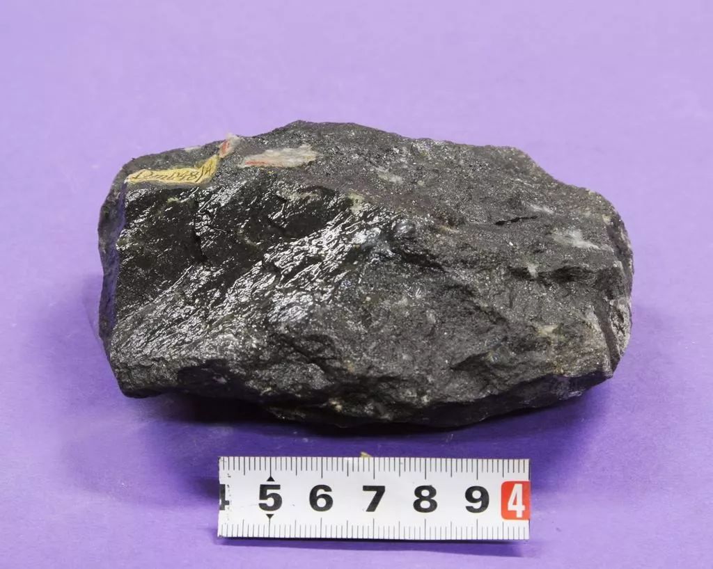 磁铁矿在零下150度时导电性急剧下降从金属变成绝缘体