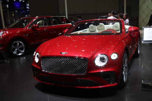 红色宾利欧陆 gt敞篷版,上海实拍,或将亮相深圳十一车展!