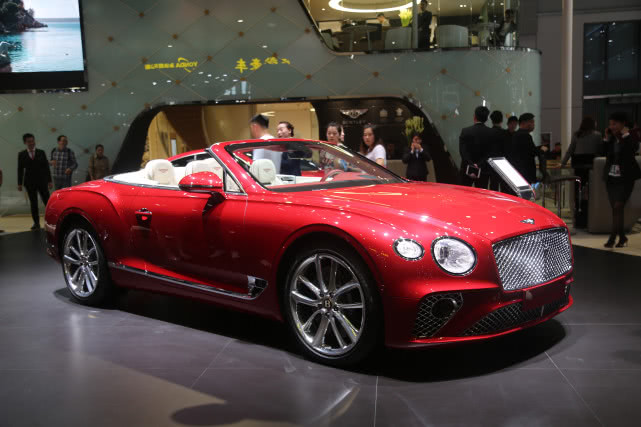 红色宾利欧陆 gt敞篷版,上海实拍,或将亮相深圳十一车展!