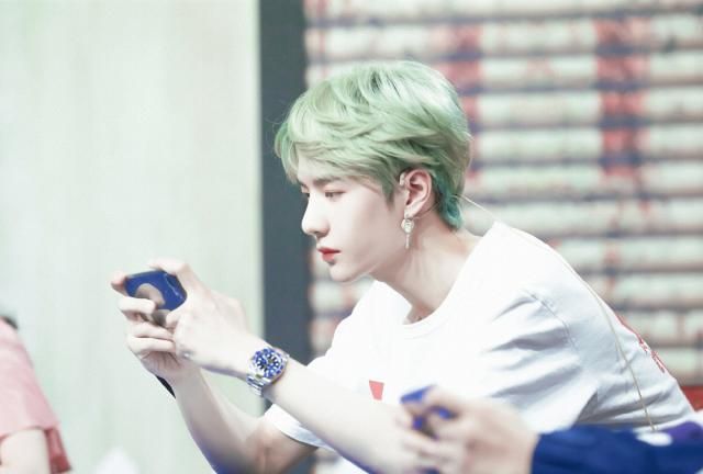 今夏最潮薄荷绿发色,黄子韬和王一博都get了,真是谁染谁好看!