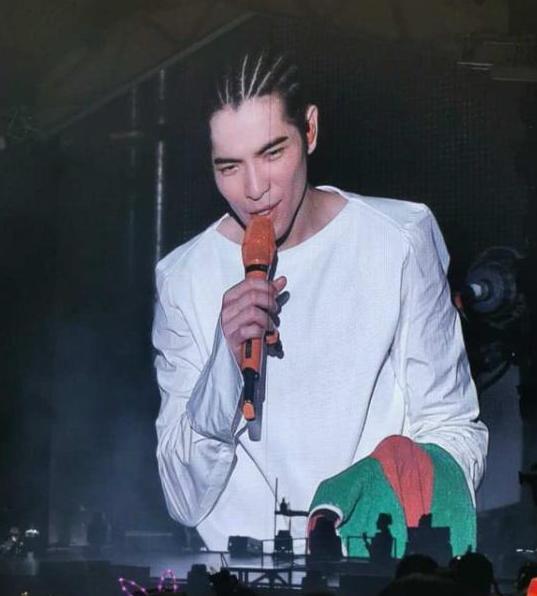 向佐丢下老妈,带郭碧婷单独坐前排为萧敬腾捧场,像一对老夫老妻