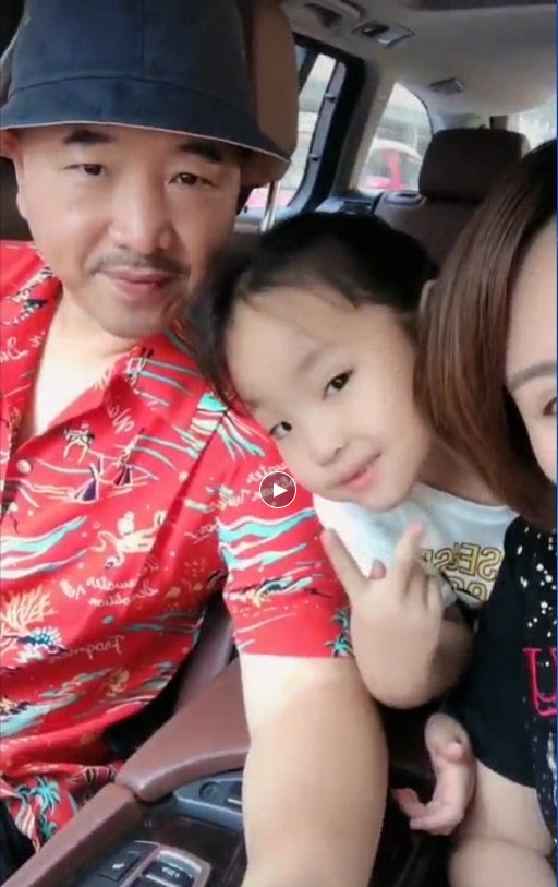 "刘能"王小利的三个孩子颜值都很高,三胎女儿十分漂亮可爱