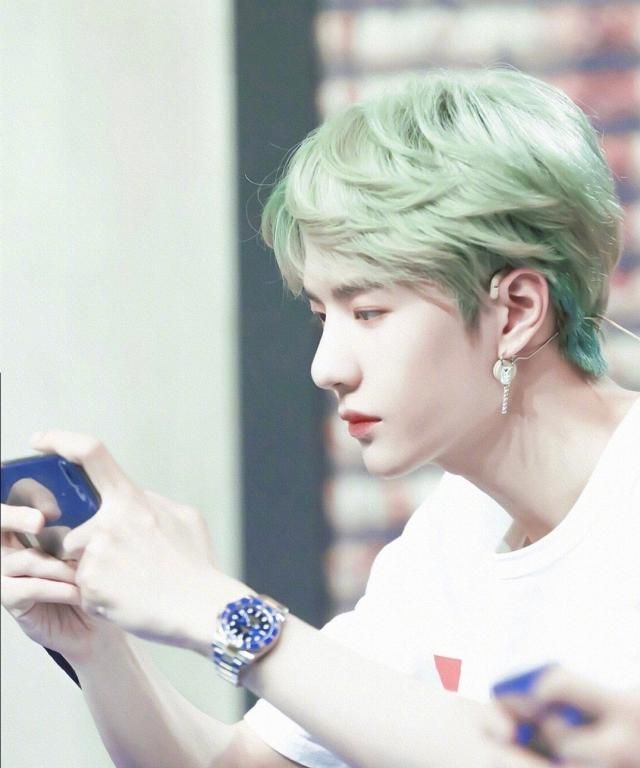 今夏最潮薄荷绿发色,黄子韬和王一博都get了,真是谁染谁好看!