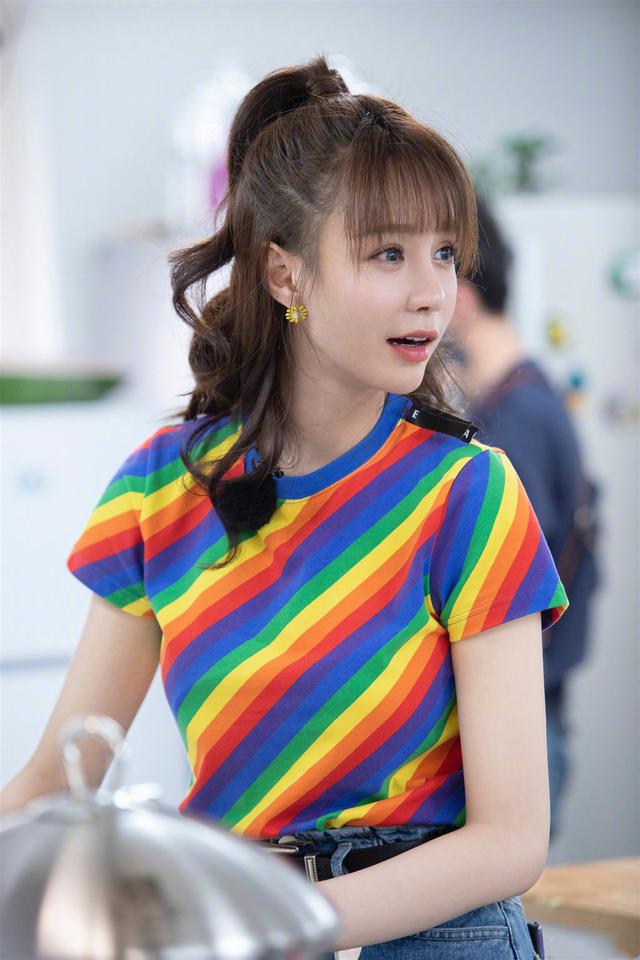 沈梦辰的彩虹装太减龄了,搭配短裤青春感十足,30岁也能美成20岁