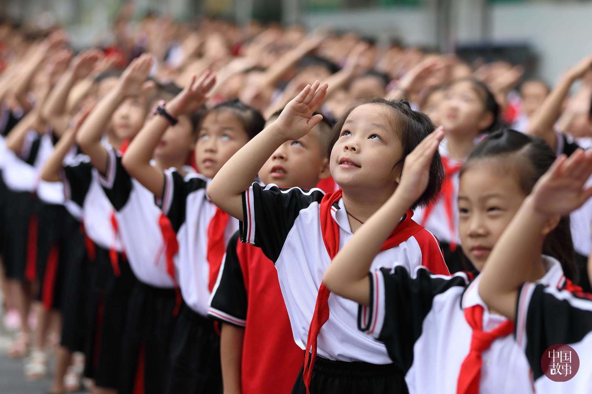 天安门广场举行升国旗仪式——人民政协网
